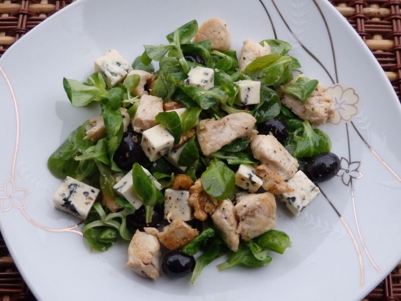 Sałatka z kurczakiem,oliwkami i serem pleśniowym