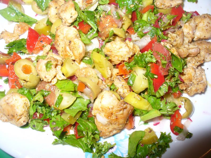 Sałatka z kurczakiem,papryką,sałatą i oliwkami Sałatka z kurczakiem,papryką,sałatą i oliwkami