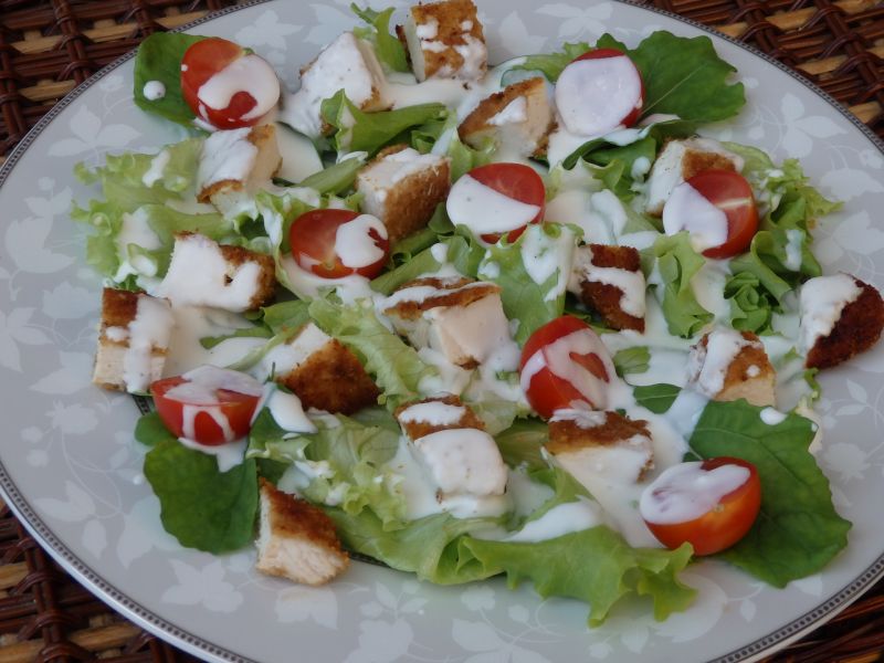 Sałatka z kurczakiem pod sosem czosnkowym