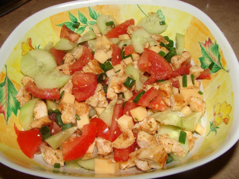 Sałatka z kurczakiem, pomidorkami oraz z serem