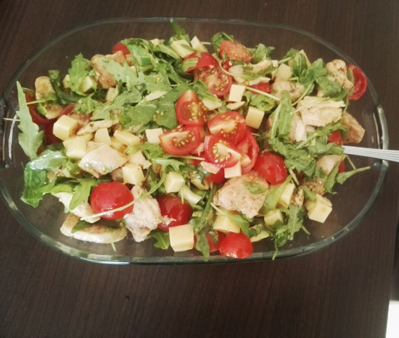 Sałatka z kurczakiem, pomidorkami, rukolą i serem