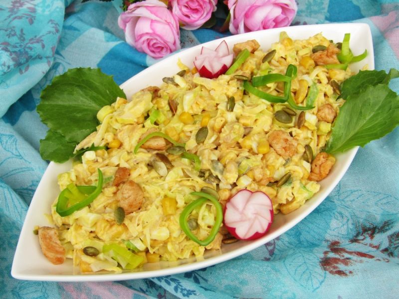 Sałatka z kurczakiem, porem i pestkami dyni