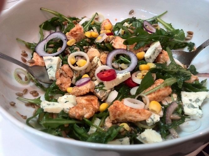 Sałatka z kurczakiem, rukolą i serem lazur