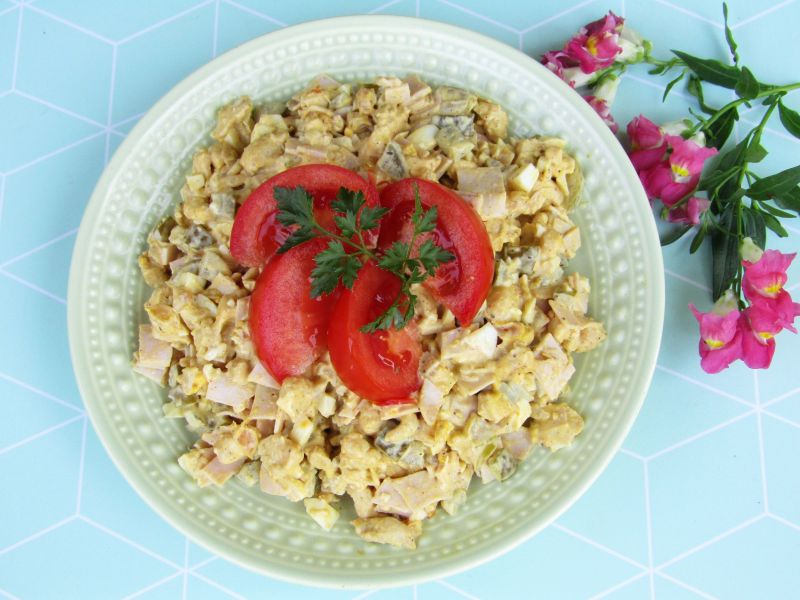 Sałatka z kurczakiem, szynką i ogórkiem