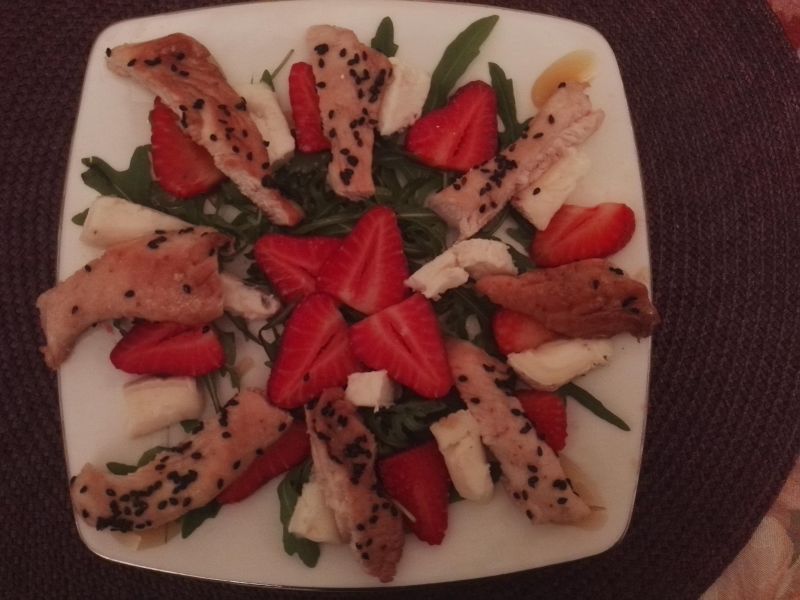 Sałatka z kurczakiem teriyaki i truskawkami Sałatka z kurczakiem teriyaki i truskawkami