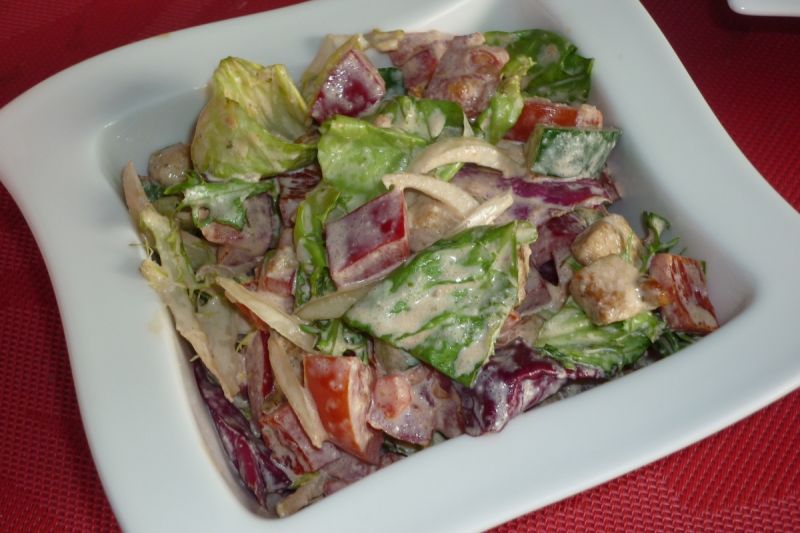 Sałatka z kurczakiem w lekkim sosie ketchupowym