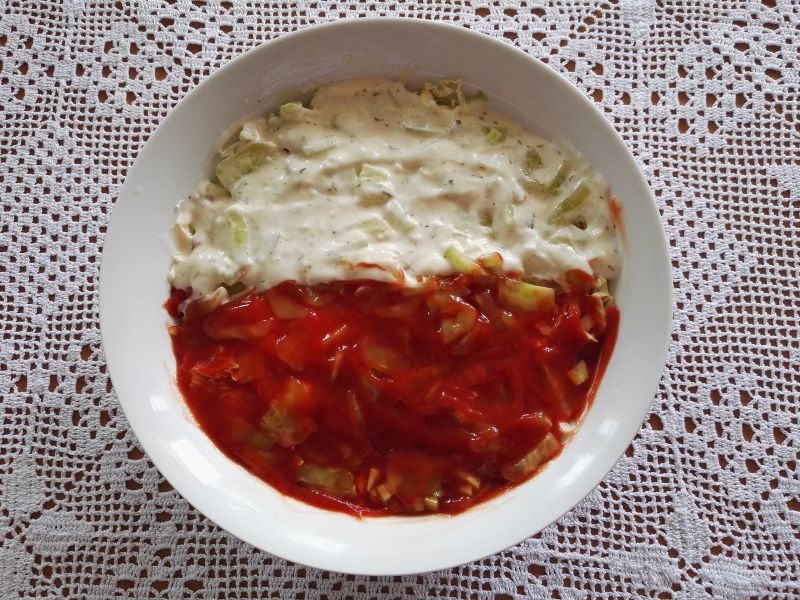 Sałatka z kurczakiem w przeprawie gyros