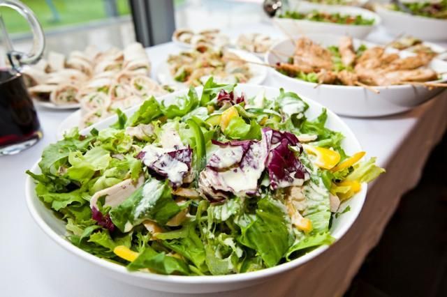 Sałatka z kurczakiem w sosie curry