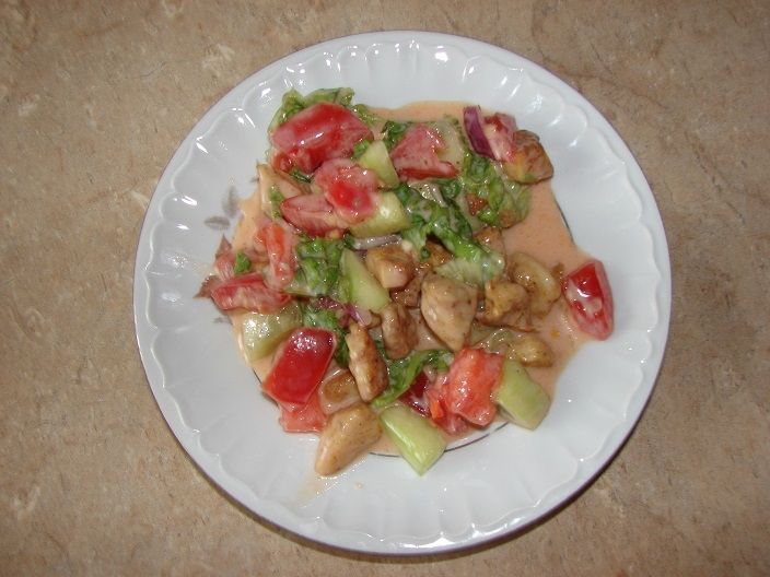 Sałatka z kurczakiem w sosie paprykowym Sałatka z kurczakiem w sosie paprykowym