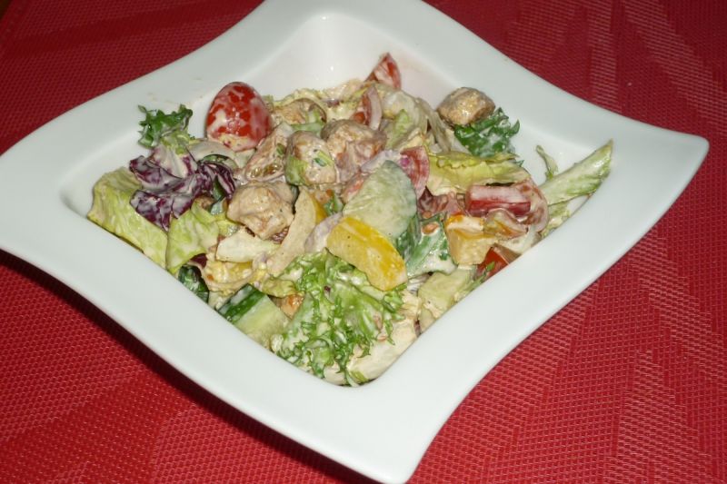 Sałatka z kurczakiem w sosie szczypiorkowym Sałatka z kurczakiem w sosie szczypiorkowym