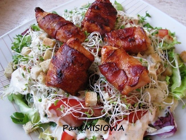 Sałatka z kurczakiem w szlafroczku z boczku