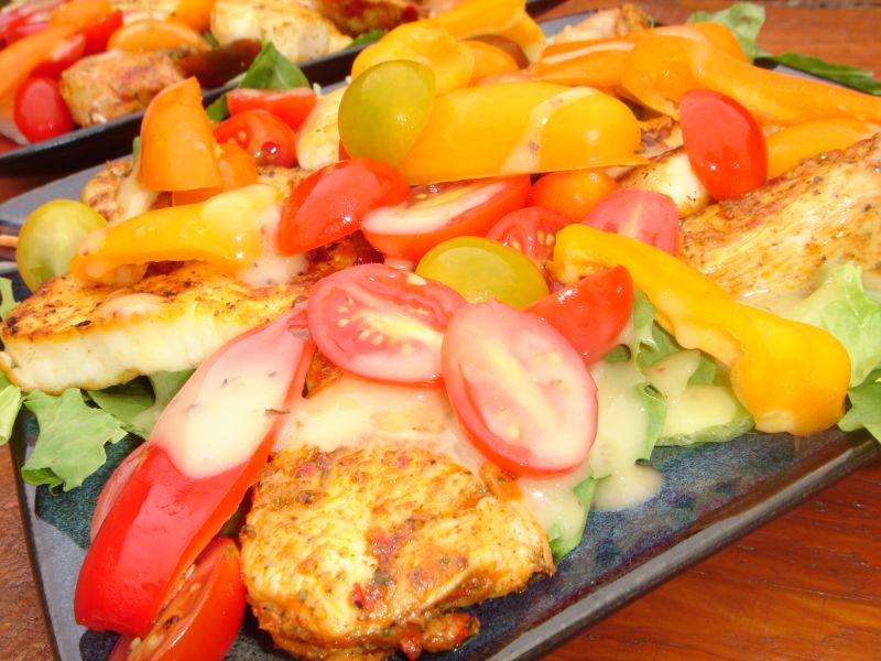 Sałatka z kurczakiem, warzywami i serem halloumi Sałatka z kurczakiem, warzywami i serem halloumi