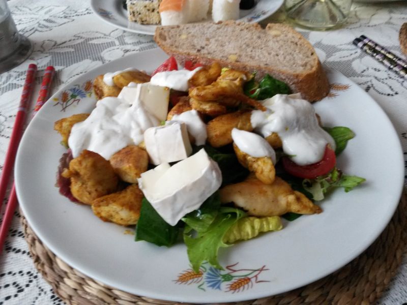 sałatka z kurczakiem, warzywami i sosem czosnkowym sałatka z kurczakiem, warzywami i sosem czosnkowym