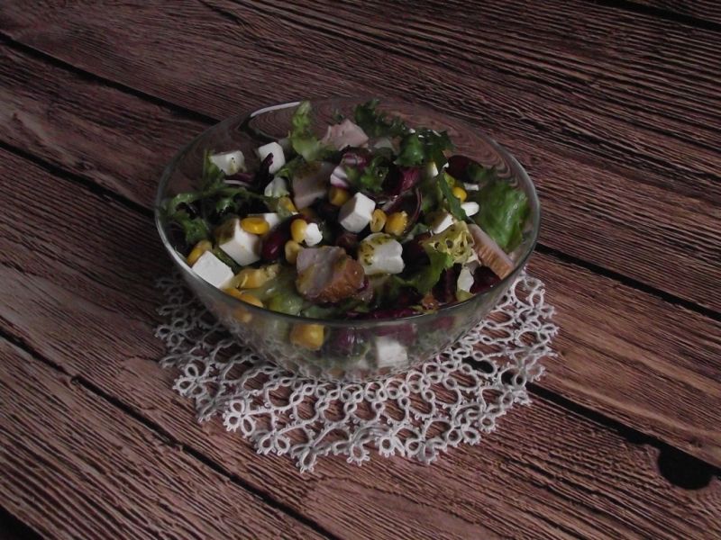 Sałatka z kurczakiem wędzonym, fetą i fasolą