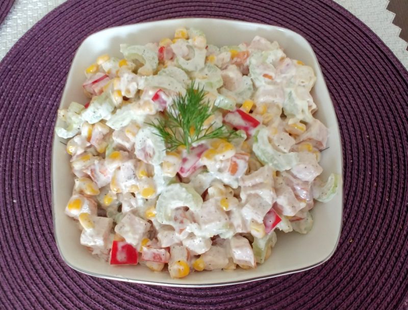 Sałatka z kurczakiem wędzonym i selerem naciowym