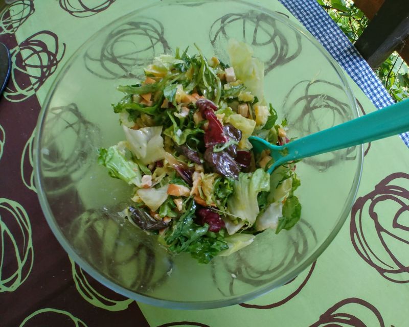 Sałatka z kurczakiem wędzonym i selerem naciowym Sałatka z kurczakiem wędzonym i selerem naciowym