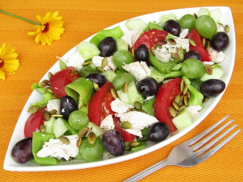 Sałatka z kurczakiem, winogronami i pestkami dyni