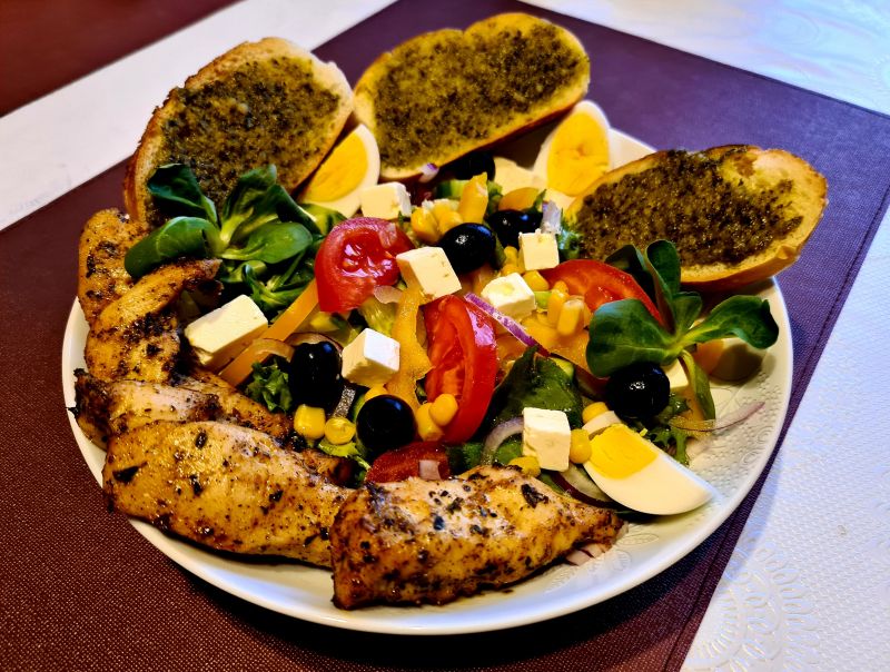 Sałatka z kurczakiem z piekarnika i grzankami