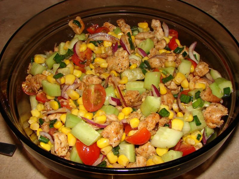 Sałatka z kurczakiem, zieloną cebulką i pomidorem