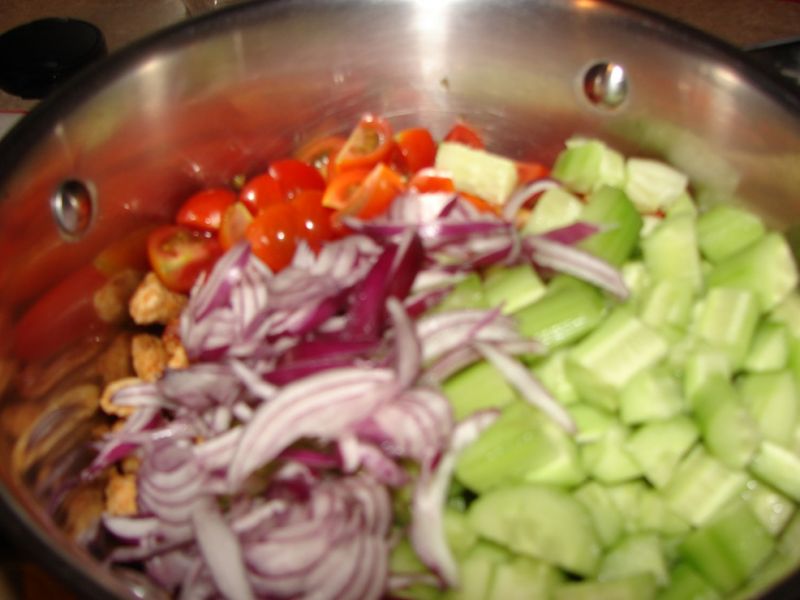 Sałatka z kurczakiem, zieloną cebulką i pomidorem