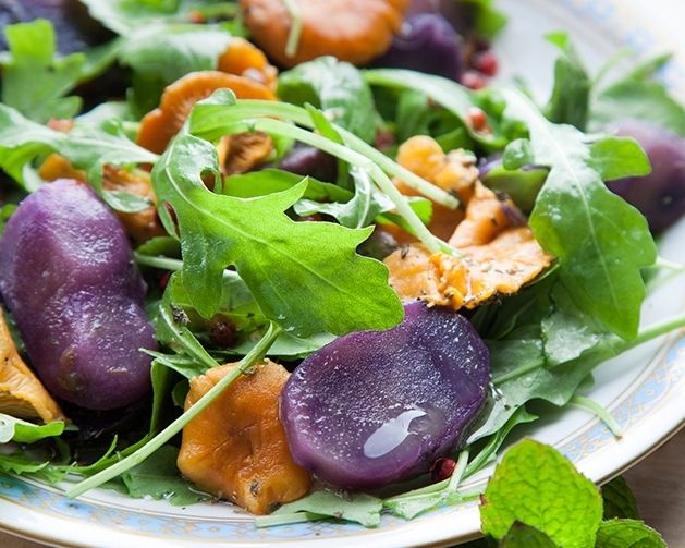 Sałatka z kurek i fioletowych ziemniaków Sałatka z kurek i fioletowych ziemniaków