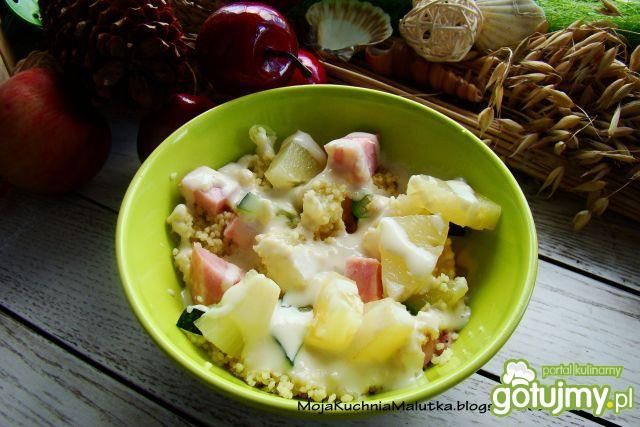 Sałatka z kuskusa ogórków i ananasa