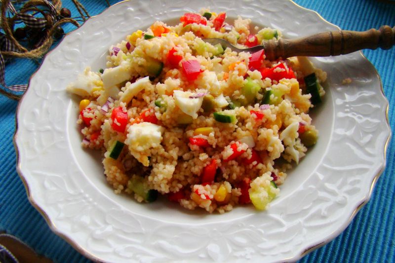 Sałatka z kuskusa z warzywami i jajkiem