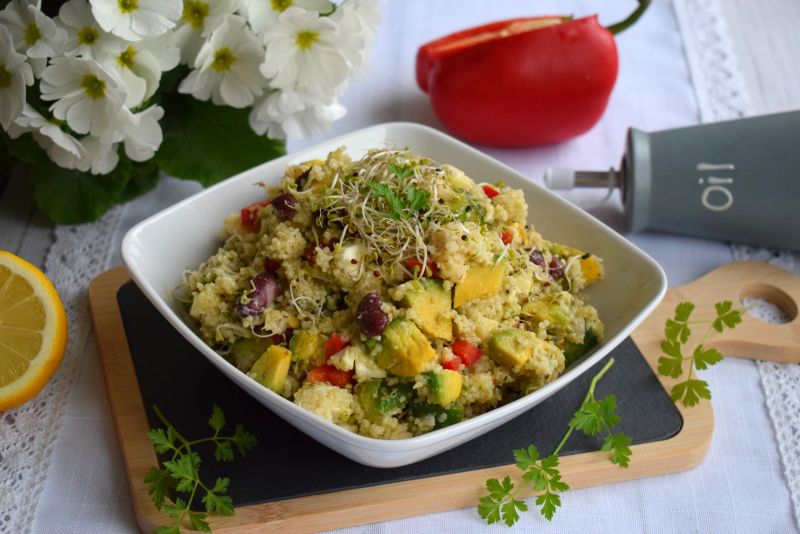 Sałatka z kuskusem, awokado i mozzarellą Sałatka z kuskusem, awokado i mozzarellą