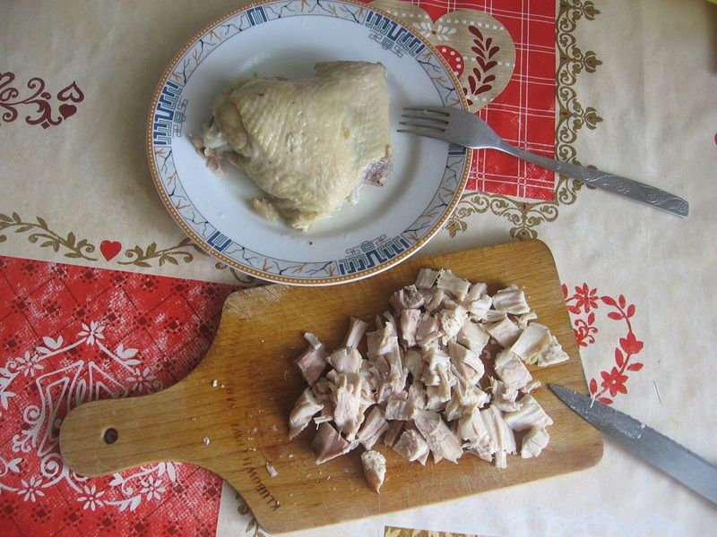 Sałatka z kuskusem i gotowany kurczakiem