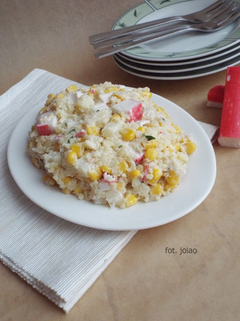 Sałatka z kuskusem i surimi