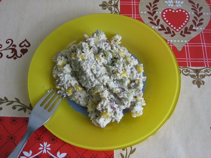 Sałatka z kuskusem i wędzoną makrelą