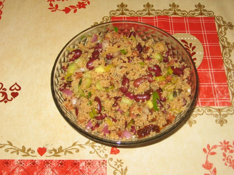 Sałatka z kuskusem, kabanosem i warzywami Sałatka z kuskusem, kabanosem i warzywami