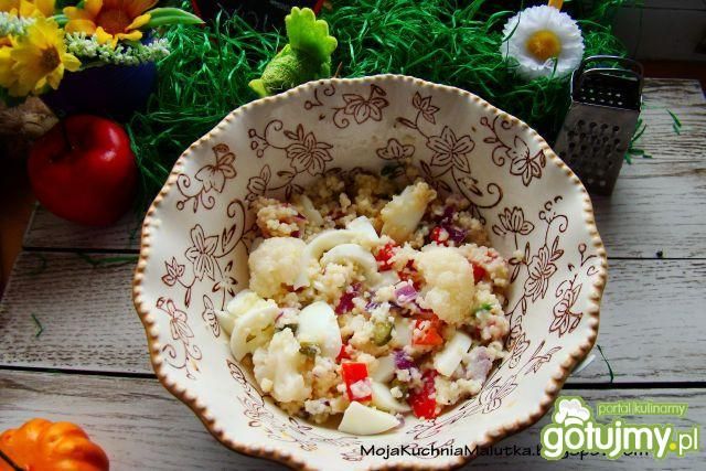 Sałatka z kuskusem kalafiorem i jajkiem