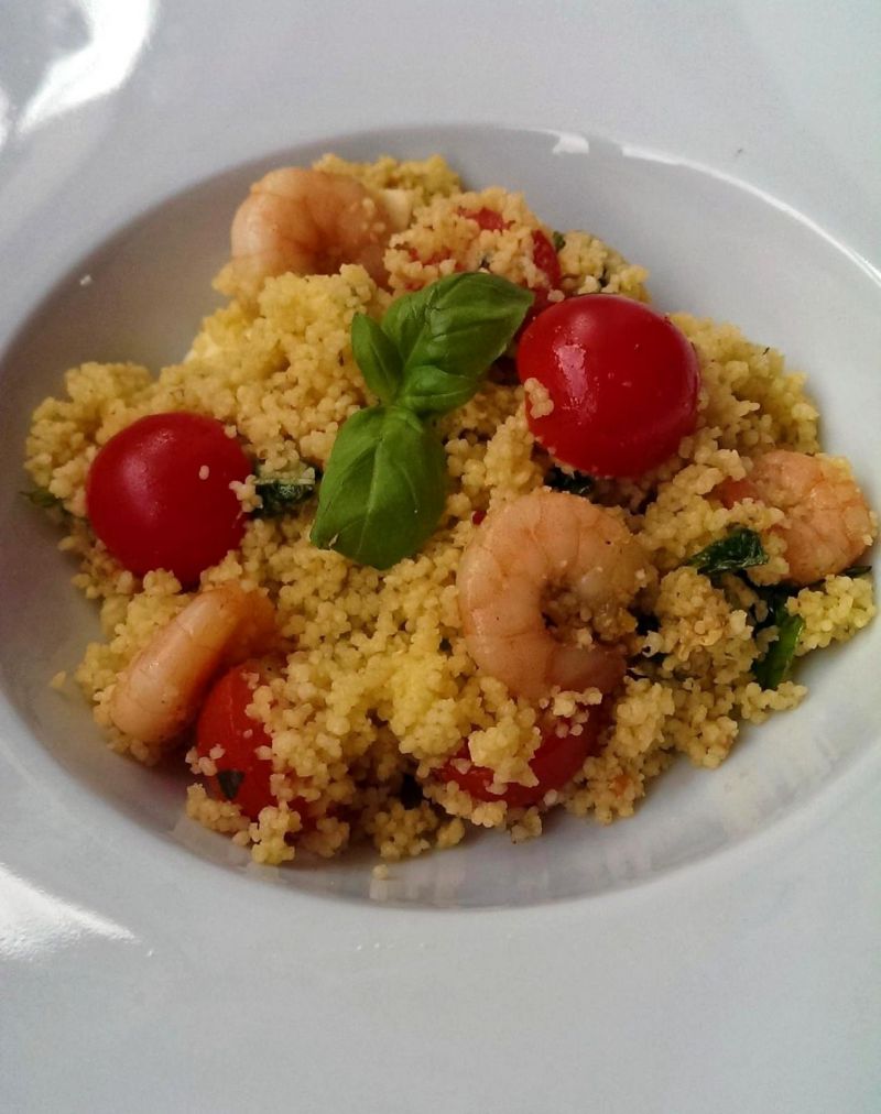 Sałatka z kuskusem, krewetkami i pesto