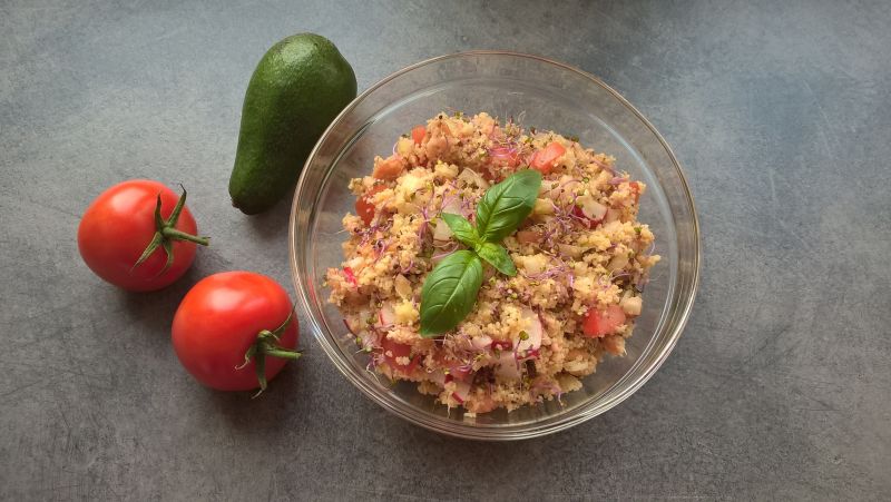 Sałatka z kuskusem, łososiem,rzodkiewką i kiełkami