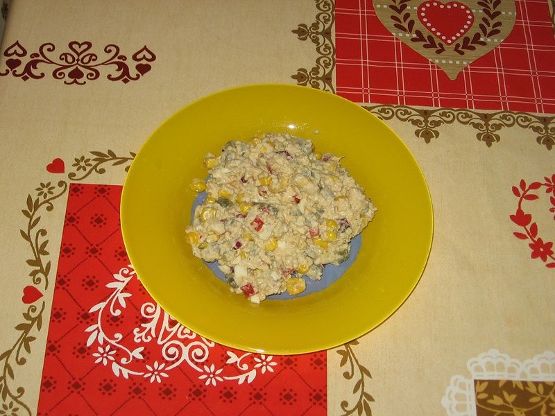 Sałatka z kuskusem, papryką i tuńczykiem