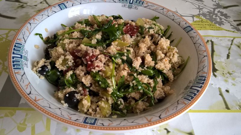 Sałatka z kuskusem, suszonymi pomidorami i rukolą