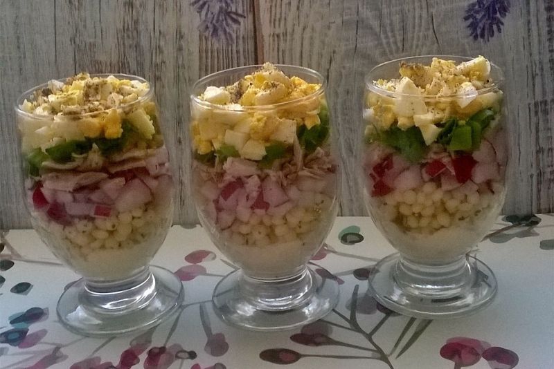 Sałatka z kuskusu, jajek, mięsa drobiowego Sałatka z kuskusu, jajek, mięsa drobiowego