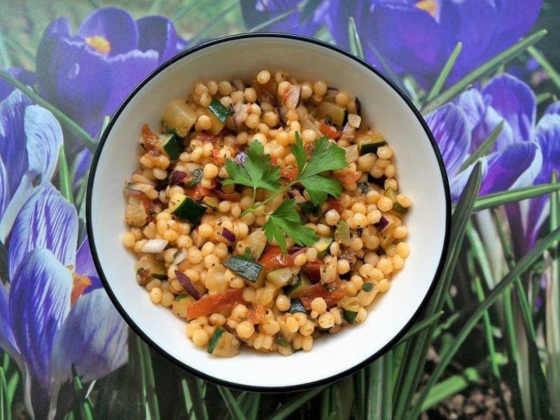 Sałatka z kuskusu perłowego ze smażonymi warzywami Sałatka z kuskusu perłowego ze smażonymi warzywami