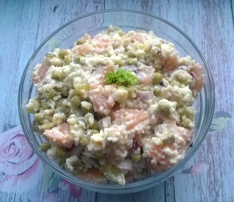 Sałatka z kuskusu z wędzonym łososiem