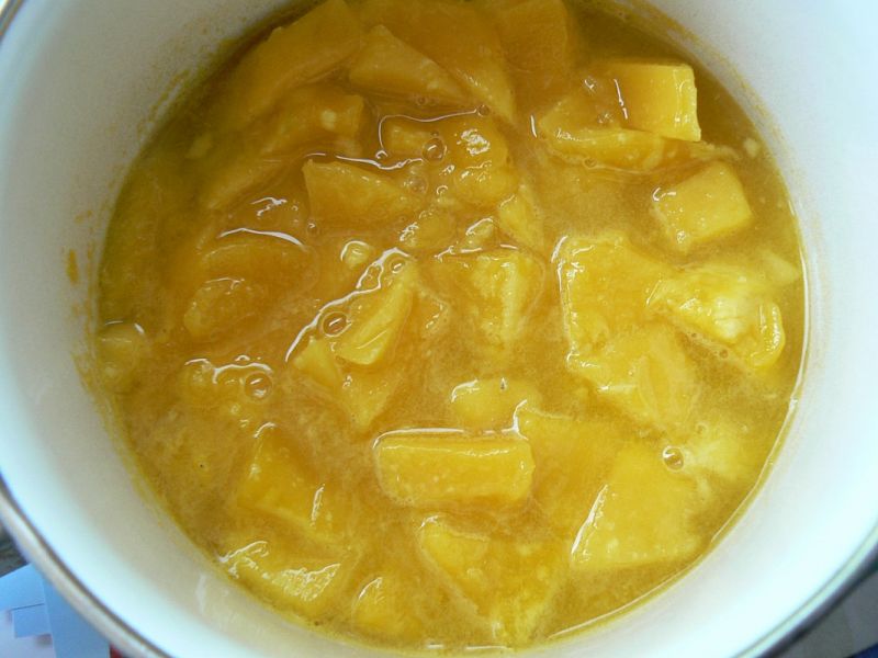 Sałatka z kwiatami róży i sosem mango 
