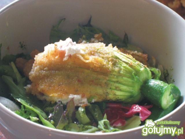 Sałatka z kwiatem cukinii