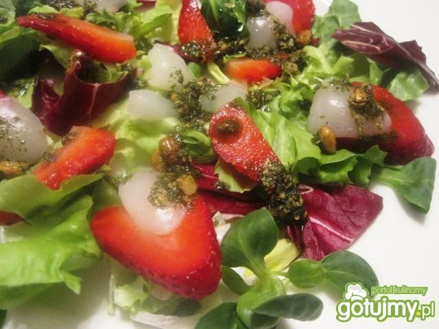 Sałatka z liczi i truskawkami