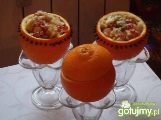 Sałatka z liczi podawana w pomarańczach