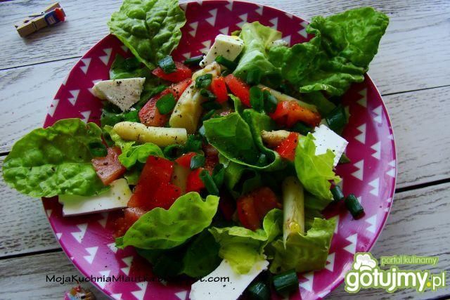 Sałatka z liśćmi buraka i fetą Sałatka z liśćmi buraka i fetą