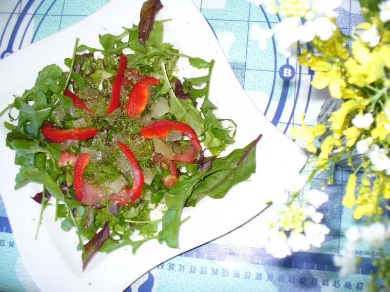 Sałatka z listkami botwinki, selerem naciowym