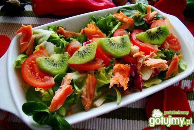 Sałatka z łososia i kiwi  Sałatka z łososia i kiwi