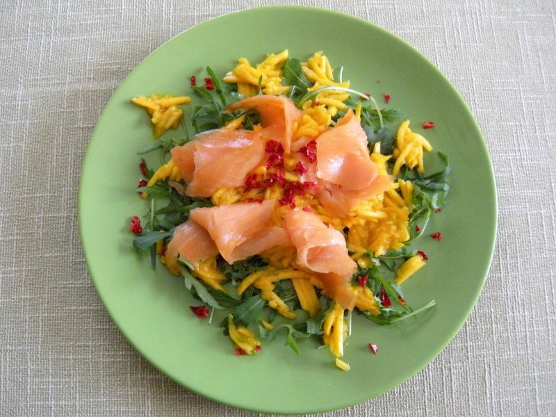 Sałatka z łososia, rukoli i mango Sałatka z łososia, rukoli i mango