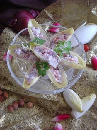 Sałatka z łososia w cykori