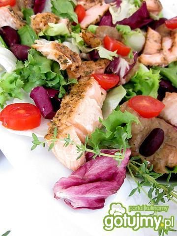 Sałatka z  łososia w fasolowym musie